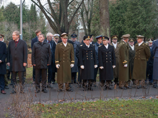 Komisjoni liikmed osalesid välijumalateenistusel ja pärgade asetamise tseremoonial Kaitseväe kalmistul
